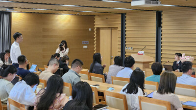 Teachers and students from the Beijing Foreign Studies University School of Law participate in a lecture delivered by Li Ping, a procurator in the Civil Procuratorial Department of the Supreme People's Procuratorate, on May 8 (TIAN WEI)