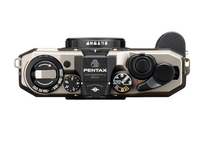 The design of the PENTAX 17 was inspired by the PENTAX brand’s heritage, incorporating manual operations unique to film photography that are gaining a loyal following in today’s digital world. This includes a selectable zone-focus system, manual film winding, manual film advance lever, and exposure compensation and ISO sensitivity adjustments, each with their own dials.