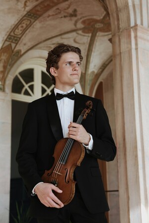 Sarasota Teen Violinist Played at Carnegie Hall