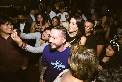 Valentina Ferrer y J Balvin en el evento Glasswing (PRNewsfoto/Glasswing International)