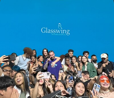 Valentina Ferrer y J Balvin con estudiantes de Glasswing en Nueva York (PRNewsfoto/Glasswing International)