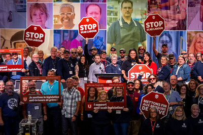 A group of people holding signs to support anti-scab legislation. (CNW Group/Unifor)