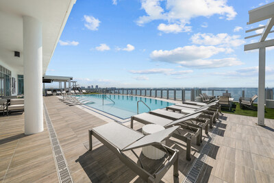 Altura Bayshore owners enjoy a rooftop pool overlooking Tampa Bay and downtown Tampa.