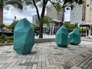 Montréal s'enrichit de la nouvelle œuvre d'art public Les Diamants irréguliers de Yann Pocreau