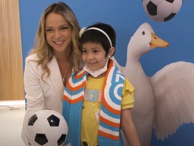 Aflac and Adamari López brought the excitement and joy of soccer to pediatric patients at Nicklaus Children’s Hospital.