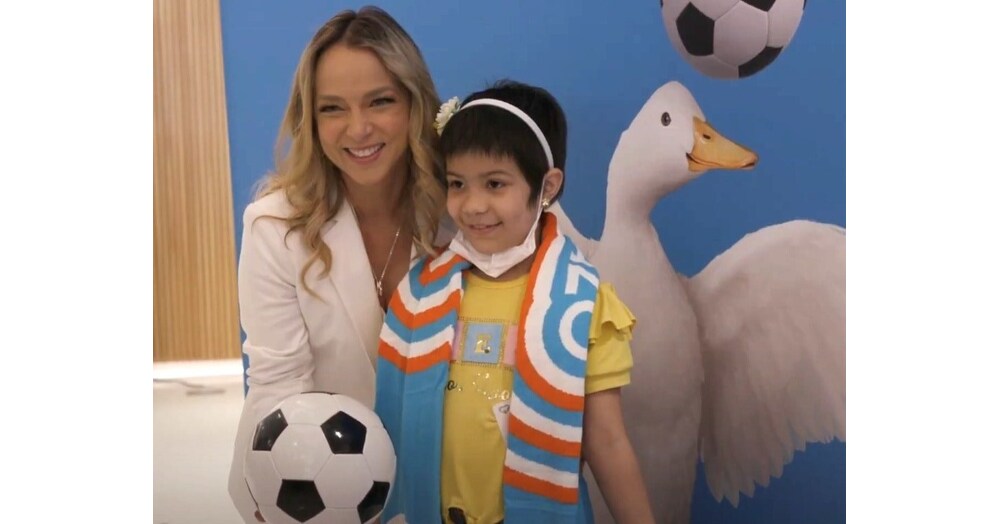 Aflac brings the magic of fútbol to Nicklaus Children's Hospital - Jun ...