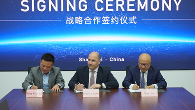 Signing of the partnership between Tang Xingkun, CEO of Shanghai Genyan Network Technology, Fabrice Aresu, CEO of LuxTrust, and Zhou Jia, Sales Director European region of Whale Cloud