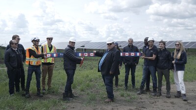 Neoen’s Alberta team is joined by Starland County Reeve Steven Wanstromm (centre) as CEO Xavier Barbaro prepares to cut the ribbon and officially launch its Fox Coulee solar farm. (CNW Group/Neoen)