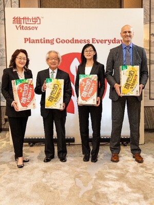 圖片一：維他奶管理層在新聞發佈會上展示維他奶低糖香蕉豆奶及維他奶低糖草莓豆奶。圖為（左起）副主席羅其美女士、執行主席羅友禮先生、集團首席財務總監吳茵虹女士，及集團行政總裁陸博濤先生。