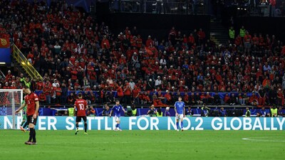 El eslogan de Hisense "NEVER SETTLE FOR NO.2 GLOBALLY" (NUNCA TE CONFORMES CON EL NÚMERO 2 A NIVEL MUNDIAL) en el panel LED de la UEFA EURO 2024™ (PRNewsfoto/Hisense)