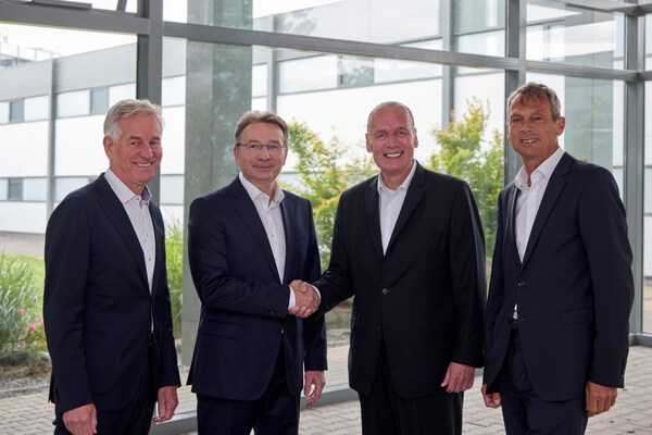 Pictured from right to left: Dr. Dipl.-Ing. Eberhard Veit, Dirk Görlitzer, Frank Stührenberg, and Dr. Frank Eisert