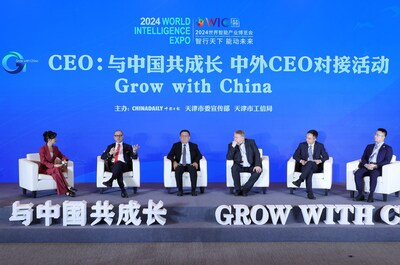 A mesa redonda "CEO: Cresça com a China" foi realizada na sexta-feira como parte da Expo Mundial de Inteligência 2024 em andamento em Tianjin. Zhong Nan, Zhou Lanxu, Zheng Yiran, Ouyang Shijia e Zhuang Qiange contribuíram com a história (PRNewsfoto/China Daily)