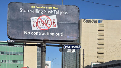 A billboard reading "Tell Premier Scott Moe Stop Selling SaskTel Jobs, No contracting out!" and an office tower with SaskTel signage in the background. (CNW Group/Unifor)