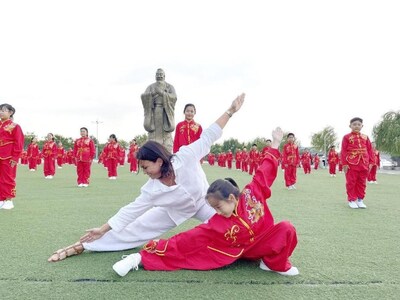 Youth representatives from Shanghai Cooperation Organization (SCO) member states practice Chinese martial art with local primary school students in Qingdao, east China's Shandong province. (Photo by Zhang Bolan/People's Daily)