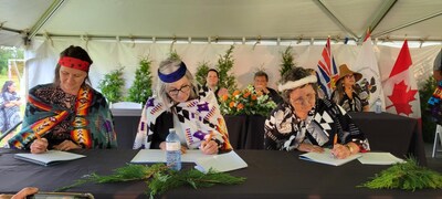 Grace Lore, B.C. Minister of Children and Family Development, Patty Hajdu, Minister of Indigenous Services, and Chief Cindy Daniels (Sulsulxumaat), Cowichan Tribes, signing a historic coordination agreement to support First Nations children, youth and families. (CNW Group/Indigenous Services Canada)