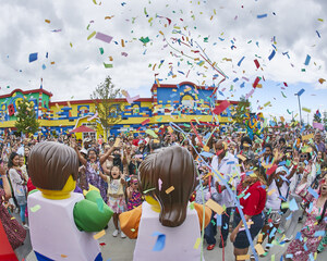 Merlin Entertainments' LEGOLAND® New York Resort Breaks World Record for Largest Disco Dance Party on Opening Day of New Minifigure Skyflyer Ride