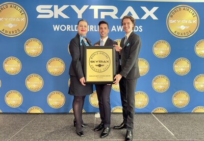 Miguel Teixeira, Vice President, In-Flight Services & Customer Experience of Air Transat, with members of the Air Transat flight crew at the 2024 Skytrax World Airline Awards (CNW Group/Transat A.T. Inc.)