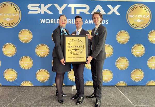Miguel Teixeira, Vice President, In-Flight Services & Customer Experience of Air Transat, with members of the Air Transat flight crew at the 2024 Skytrax World Airline Awards (CNW Group/Transat A.T. Inc.) Miguel Teixeira, Vice President, In-Flight Services & Customer Experience of Air Transat, with members of the Air Transat flight crew at the 2024 Skytrax World Airline Awards (CNW Group/Transat A.T. Inc.)