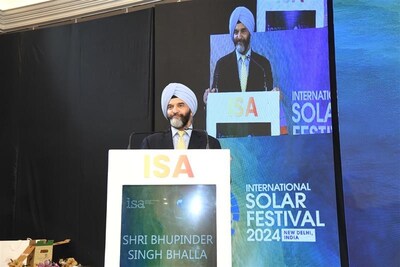 MNRE, Secretary Dr. Bhupinder Singh Bhalla engaging with attendees during his insightful speech at the ISA Curtain Raiser event