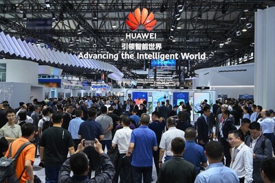 Estande da Huawei no SNIEC Hall N1 no MWC Shanghai 2024 (PRNewsfoto/Huawei)