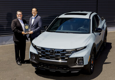 Robert Mansfield, vice president, global automotive, J.D. Power, present the J.D. Power IQS Best Midsize Pickup trophy for the Hyundai Santa Cruz to Omar Rivera, executive director, quality and service engineering, Hyundai Motor North America in Fountain Valley, Calif., June 26, 2024. (Photo/Hyundai)