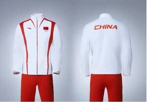 Xinhua Silk Road : Une entreprise spécialisée dans les vêtements de sport située à Quanzhou. dans le sud-est de la Chine, dévoile les vêtements carboneutres destinés à l'équipe chinoise lors des prochains Jeux olympiques de Paris