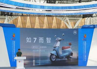 愛瑪科技首席品牌官莫炫發布愛瑪Q7旗艦新品 (PRNewsfoto/AIMA Technology)
