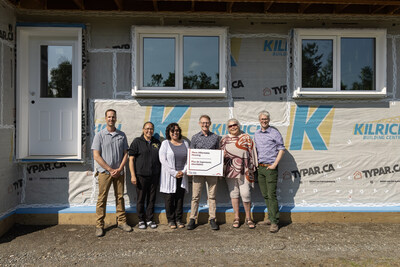 Champagne and Aishihik First Nations received $1.6 million to repair 108 homes. Left to right: Mike Gimmell, Project and Asset Manager, Champagne and Aishihik First Nations (CAFN), Deputy Chief Sharmane Jones, CAFN, Chief Barb Joe, CAFN Brendan Hanley, Member of Parliament for the Yukon, Elder Councillor Carol Buzzell, CAFN, and Matthew Ooms, CEO, Earthrise Building Services. (CNW Group/Government of Canada)