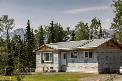 The announcement took place at 67A Jackson Street in Dakwäkäda (Haines Junction). Repairs and renovations are underway at several homes in the community. (CNW Group/Government of Canada)