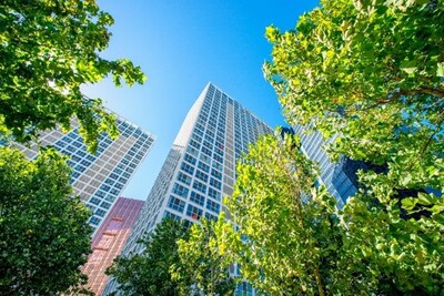 Bâtiment de bureaux commerciaux entouré d’arbres aux feuilles vertes. (Groupe CNW/Canada Infrastructure Bank)