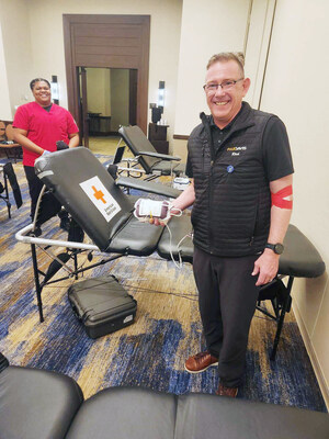 Paul Davis Restoration President and CEO Rich Wilson donates blood.