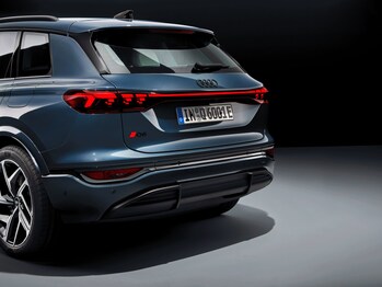 Audi Q6 e-tron digital OLED 2.0 rear communication lights contribute to increased road safety, relying on swarm data to warn road users of accidents and breakdowns. Copyright: Audi AG.