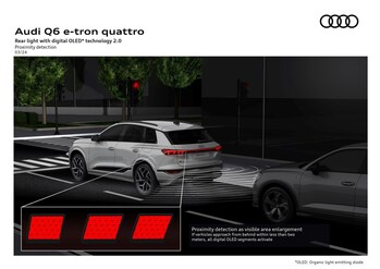 Audi Q6 e-tron proximity detection function with rear approaching vehicle, activates all digital OLED segments. Copyright: Audi AG.