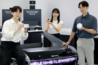LG Innotek employees are showing off ?High-Performance LiDAR' (left?right), a key component of vehicle sensing solution, and a ?High-Performance Heating Camera Module' (center).