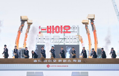 Groundbreaking ceremony participants taking part in the ceremonial first dig l (from left: LOTTE BIOLOGICS Chief Global Strategy Officer Yoo-Yeol Shin, Incheon Yeonsu District Mayor Jae-Ho Lee, LOTTE E&C CEO Hyeon-Cheol Park, LOTTE Corporation CEO Dong-Woo Lee, National Assembly Member Il-Young Jung, LOTTE Chairman Dong-Bin Shin, Incheon Mayor Jeong-Bok Yoo, First Vice Minister of Trade, Industry and Energy Kyung-Sung Kang, Second Vice Minister of Health and Welfare Min-Soo Park, LOTTE BIOLOGICS CEO Richard W. Lee, Incheon Free Economic Zone Commissioner Won-Seok Yoon, and LOTTE Holdings Japan CEO Genichi Tamatsuka)