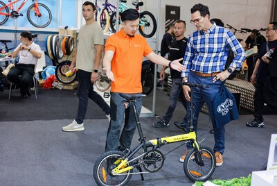 Tão compacta e simples quanto uma bicicleta dobrável, a K-Feather funciona como uma e-bike de longo alcance que atinge facilmente um alcance de 40 quilômetros. (PRNewsfoto/DAHON)