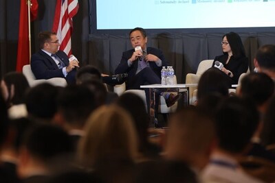 Peter Reisman, Co-Chair of the CGCC GRPR Committee and Managing Director & Chief Communications Officer of Bank of China U.S.A.; John LING, Founder of LinVest Investment Consulting, and Abby LI, Director of Corporate Communication and Research at CGCC