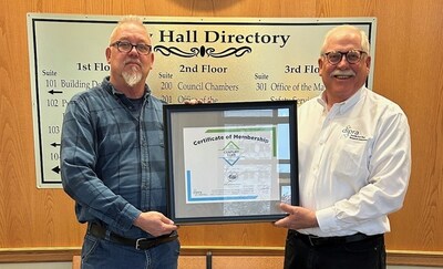 Dave Rothgery, Operations Manager of Water Distribution for the City of Elyria, Ohio, Paul Hanson, P.Eng., Regional Director, DIPRA.