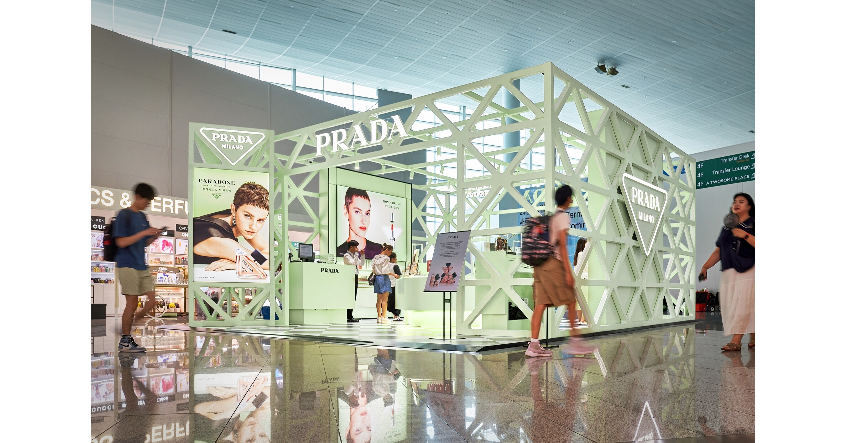 新世界免税店、仁川国際空港にPrada Beautyポップアップをオープン