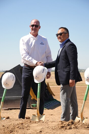 Qcells President IP Kim and PRPA CEO Jason Frisbie