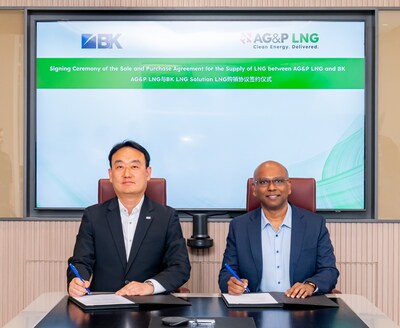 Scene of the signing ceremony, from left to right: Henry Kim, President of BK LNG Solution, Karthik Sathyamoorthy, CEO of AG&P LNG