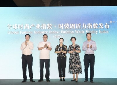 La fotografía muestra a Jiang Wei, director de la Oficina de la Agencia de Noticias Xinhua en Shanghái, Liu Min, subdirectora de la Comisión Municipal de Comercio de Shanghái, Tong Jisheng, presidente de Orient International (Holding) Co., Ltd., Ji Shengjun, presidente de Orient International (Holding) Co., Ltd., y Yu Linwei, subdirector del Distrito de Xuhui, presentando conjuntamente el Índice Global de la Industria de la Moda: informe sobre el índice de vitalidad de la Semana de la Moda 2023. (Fuente: Shangtex) (PRNewsfoto/Xinhua Silk Road)