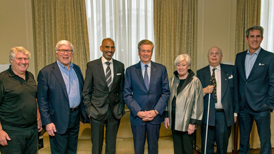 Photo of John H. Tory (middle) with members of the Patron’s Council of Community Living Toronto (CNW Group/Community Living Toronto)