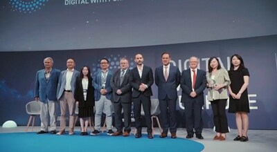 Huawei receives the DWP Award at the Digital with Purpose Global Summit 2024 (PRNewsfoto/Huawei)