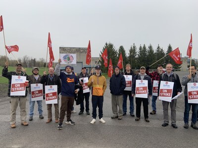 Unifor Local 1541 members at Best Theratronics hold the picket line as strike hits 75 days. (CNW Group/Unifor)