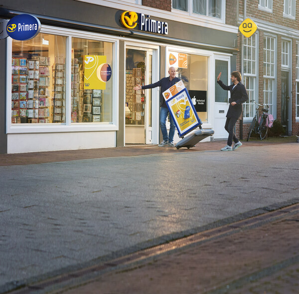 Cooperative Primera b.a. was founded in 1991 and is active in the tobacco and convenience sector. The retail chain now has more than 540 affiliated stores in the Netherlands, which are run by independent entrepreneurs. Together the stores employ more than 2,200 employees.