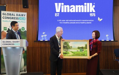 Vinamilk代表向Richard Hall先生贈送Vinamilk綠色牧場畫作 (PRNewsfoto/Vinamilk)