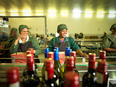 Des employées de Robertson Winery sur la ligne d'embouteillage, démontrant le soutien de la marque à la communauté locale et son engagement envers des conditions de travail éthiques et équitables. (Groupe CNW/Robertson Winery)
