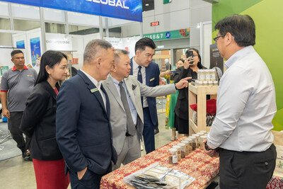 Datuk Chan Foong Hin, Deputy Minister of Plantation and Commodities (third from right) officiated the opening and visited the exhibition.