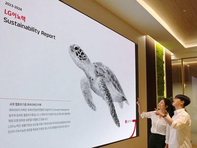 LG Innotek employees are taking a look at the ‘2023-24 Sustainability Report’